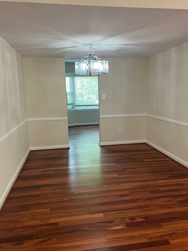Building Photo - NICE TOWNHOME IN MONTGOMERY VILLAGE WITH F...