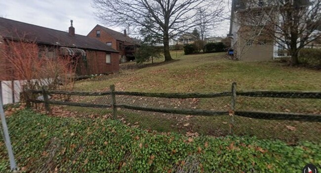 Building Photo - ADORABLE 2 BEDROOM / 1 BATH BRICK RANCH HOME - E McKEEPSPORT