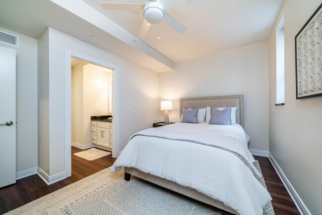 Building Photo - Fully Furnished, Short-Term Option