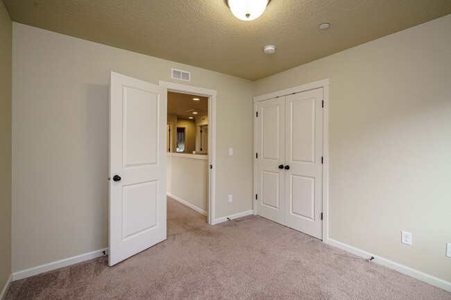 Building Photo - Desirable Camas Location - Hills at Round ...