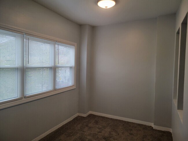 Building Photo - Spacious 3 BR/2 BA Townhome  in Greenway!