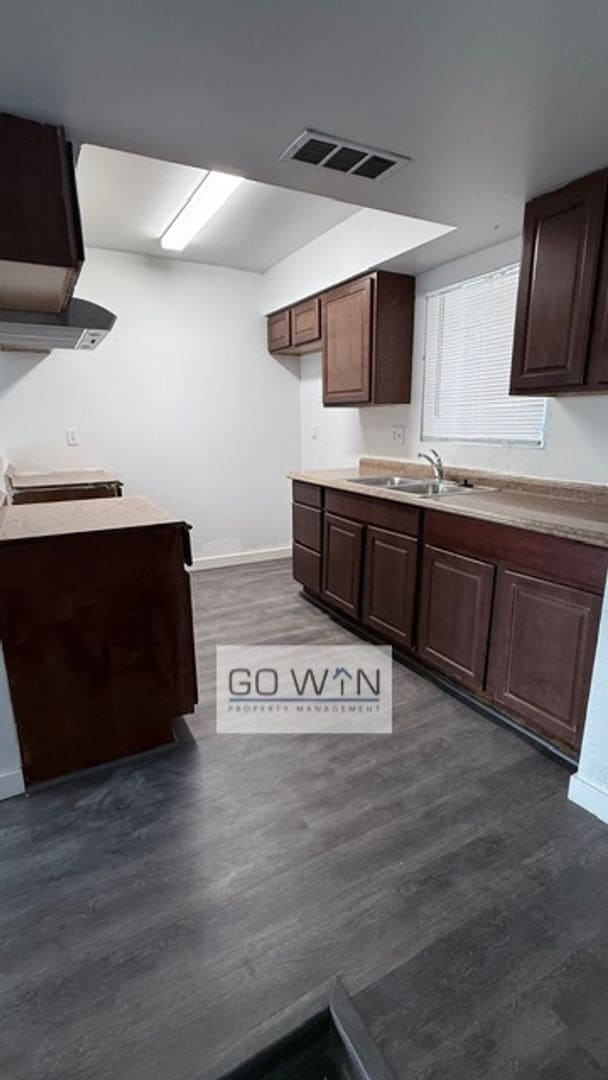 Building Photo - 4 Bed/ 2 Bath - House W/ Large Backyard