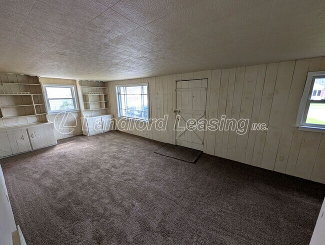 Building Photo - Quaint 3 Bedroom Home with Garage.