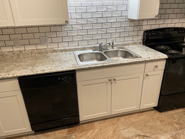 Building Photo - 498 E University Dr