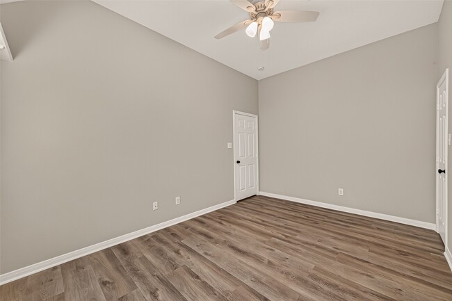 Building Photo - 1527 Lake Pauline Ct