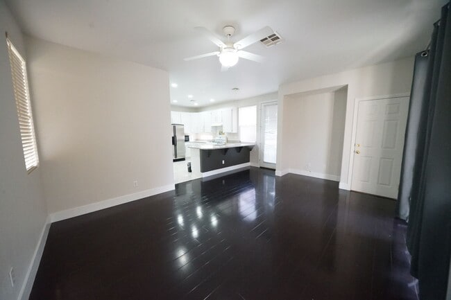 Building Photo - SHOWINGS AVAILABLE NOW