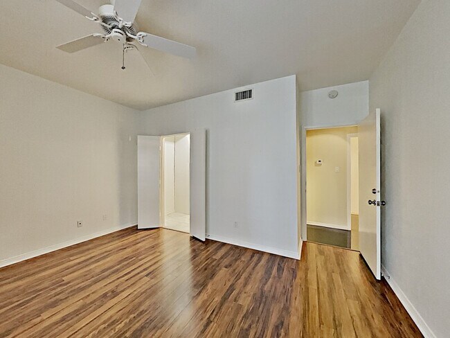 Building Photo - 4343 Bellaire Dr S