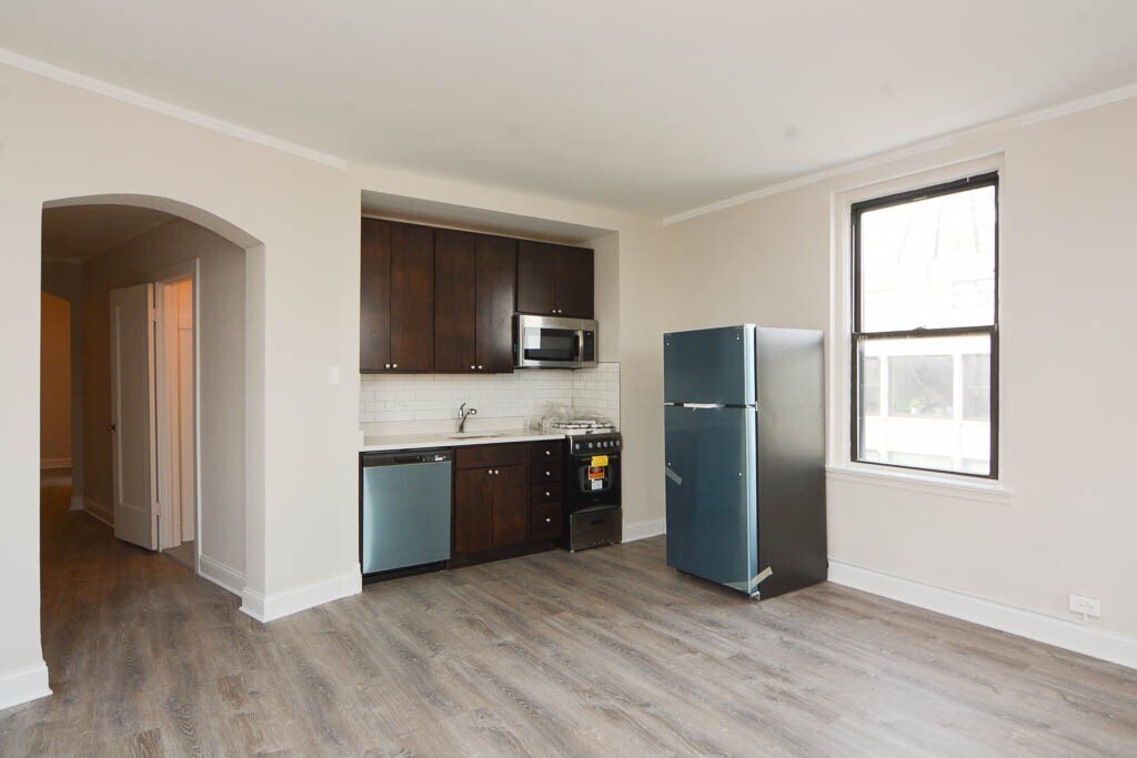 Building Photo - 3335 W Diversey Ave