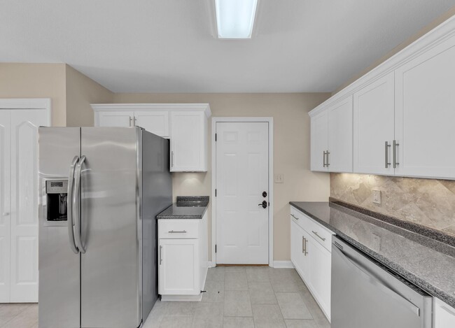 Building Photo - 702 Mayflower Ave