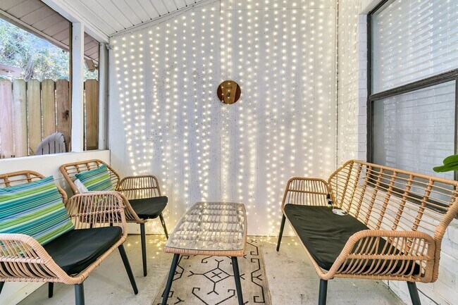 Building Photo - Fully Renovated 2 Bedroom Townhome in a Co...