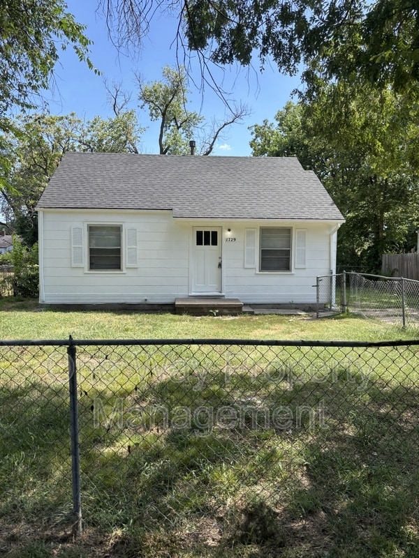 Primary Photo - 1729 E Looman St