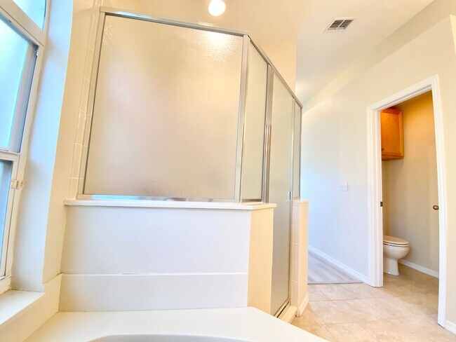 Building Photo - Beautiful Home with Water View in Waterford Lakes!