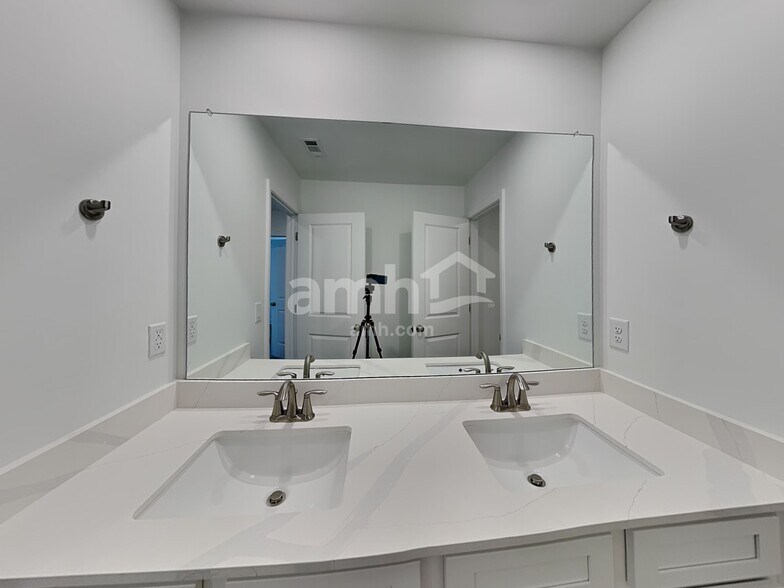 Building Photo - 347 Hickory Pointe Rd