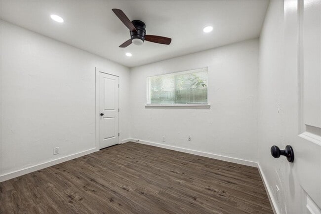 Building Photo - 5700 Garden Oaks Dr