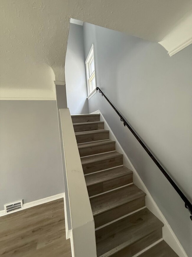 Building Photo - SECTION 8 AND EDEN ACCEPTED! Newly Renovat...