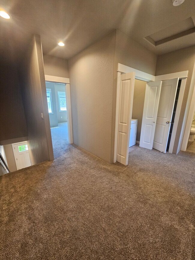 Building Photo - Beautiful Townhomes in East Medford