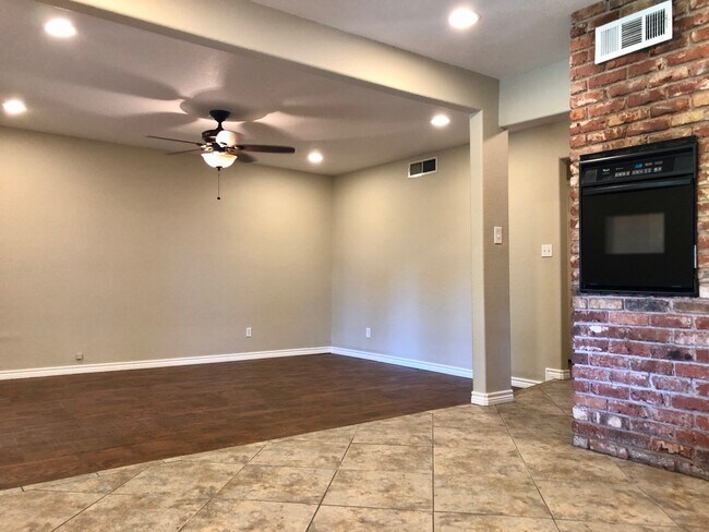 Building Photo - 3 Bedroom / 2 Bath / 2 Car Garage and Carp...