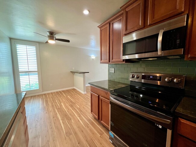 Building Photo - GREAT location, downstairs 2+2 condo