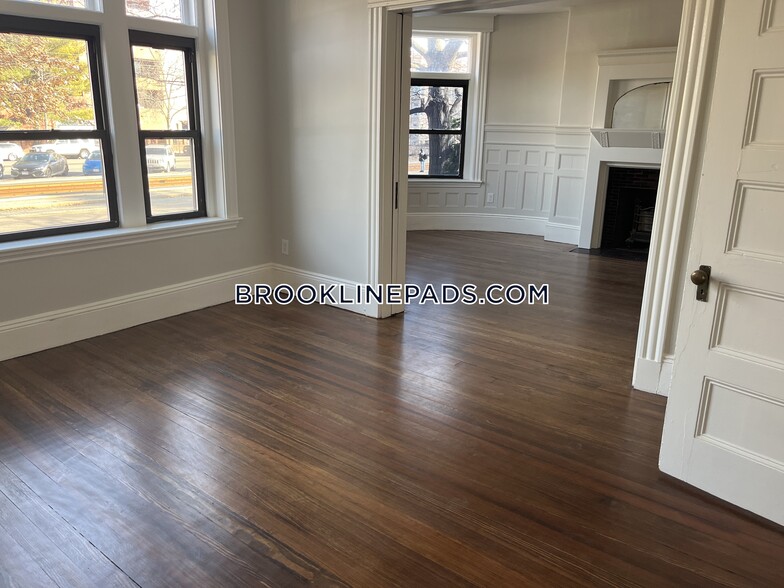 Building Photo - 1855 Beacon St