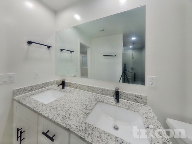 Building Photo - 4665 S 38th Ln