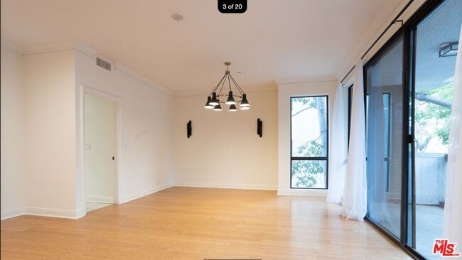 Building Photo - 324 N Palm Dr