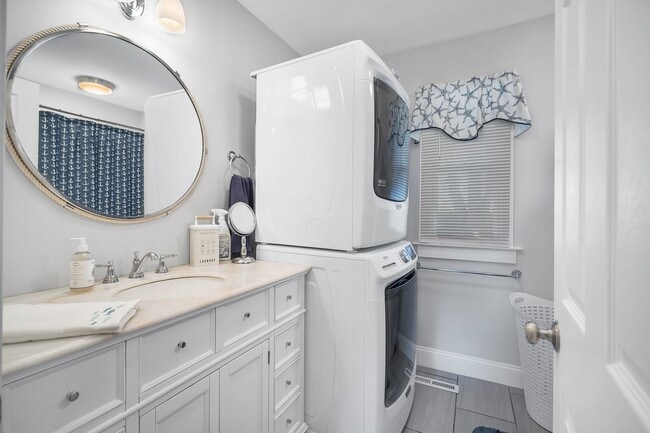 Building Photo - 76 S Edgewood Rd