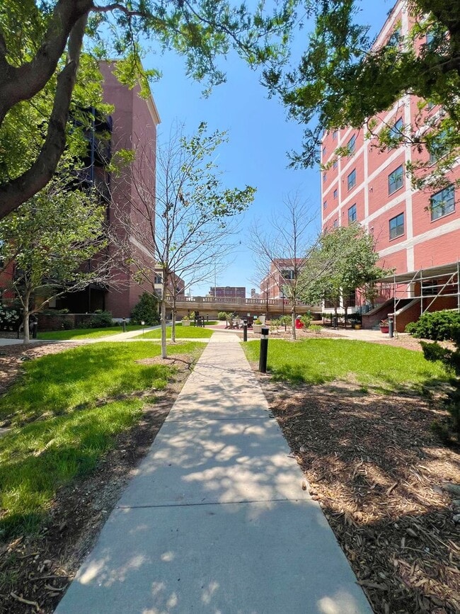 Building Photo - Modern 2-Bedroom Downtown KC Condo with Pa...