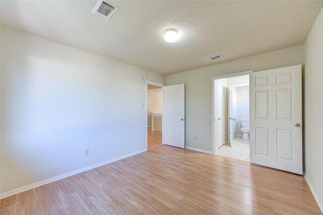 Building Photo - 13030 Richmond Ave