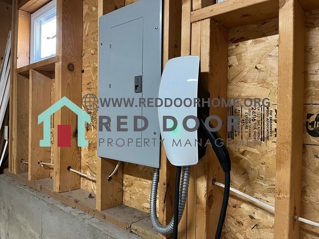 Building Photo - 4 bed / 2 bath Home with Tesla charging station