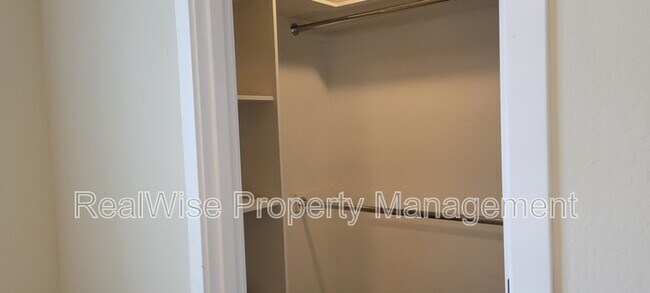 Building Photo - 108 SW Little Meadow Ln