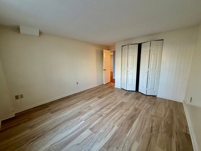 Building Photo - 8 9th St