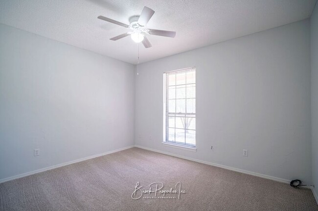 Building Photo - 7811 Woodpointe Dr