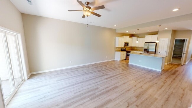 Building Photo - 14 Racquet Club Dr