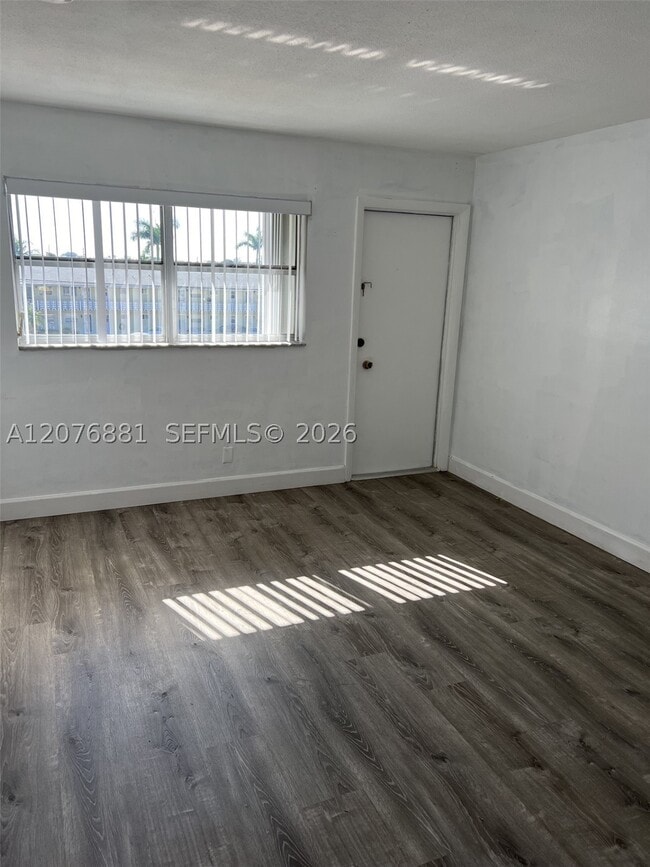 Building Photo - 941 Crystal Lake Dr