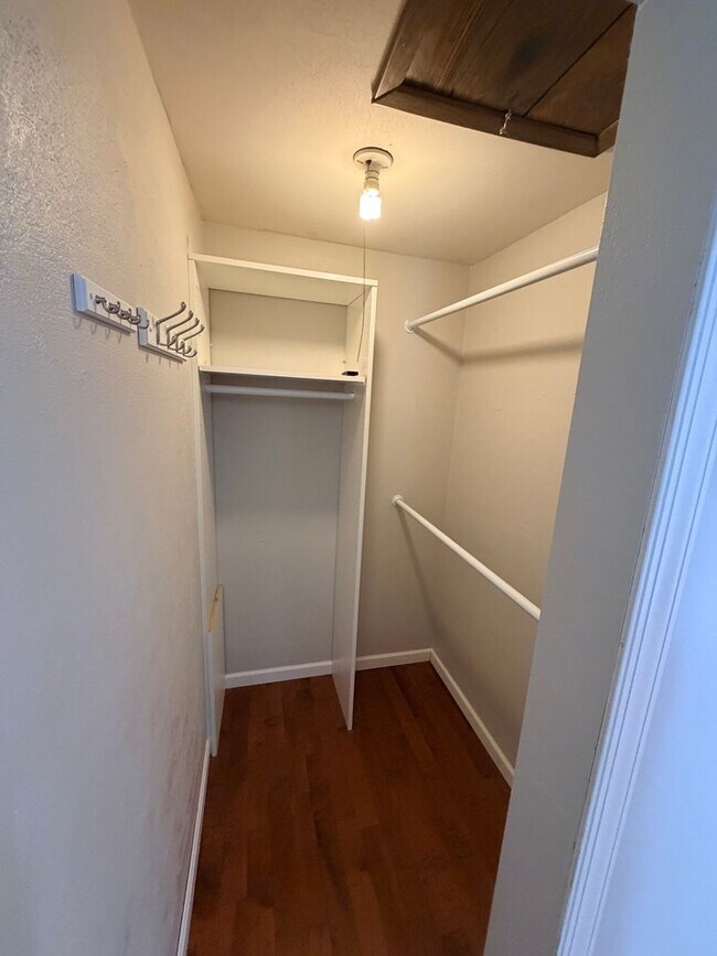 Building Photo - Spacious 4 Bedroom Split-Level Home in Clay, NY