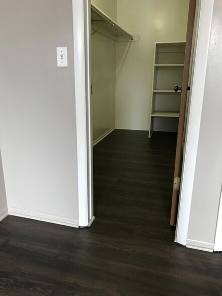 Building Photo - 3828 Camelot Village Ct