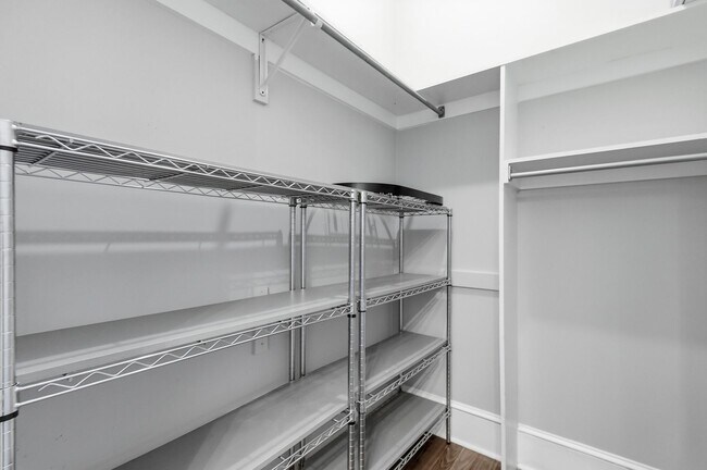 Building Photo - 109 E Park Ave