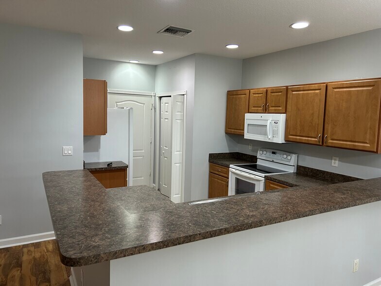 Kitchen - 2543 Creekside Dr