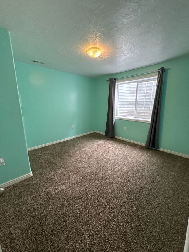 Building Photo - Beautiful 6 bedroom Single Family Home