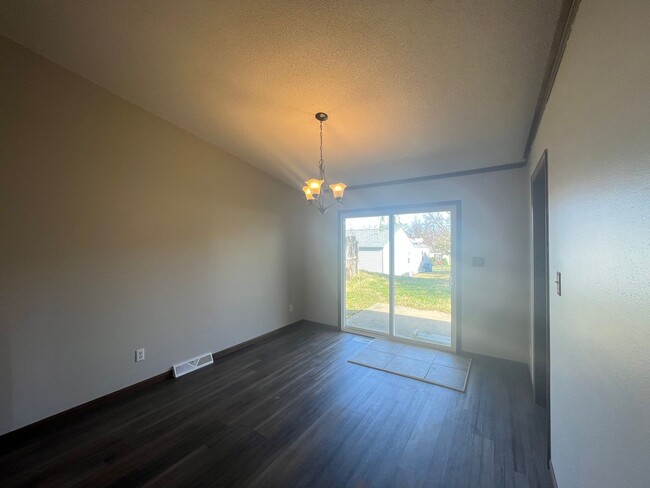 Building Photo - 3 bedroom 2 bath freshly painted and new f...