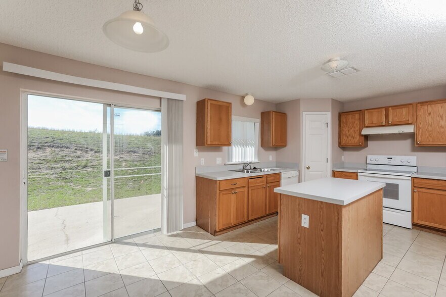 Building Photo - 2142 Sandridge Cir