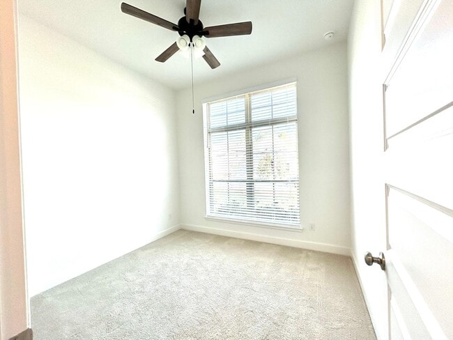 Building Photo - 211 Sierra Strm Ln