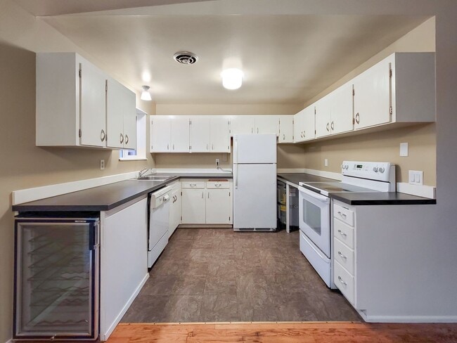 Building Photo - Cozy rambler with large outdoor space!!!
