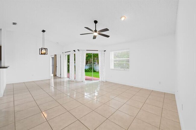 Building Photo - 9953 NW 9th Ct