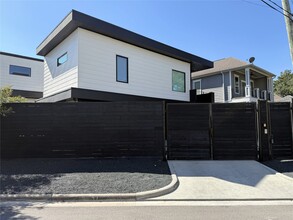 Building Photo - 1015 E 27th St