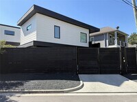 Building Photo - 1015 E 27th St