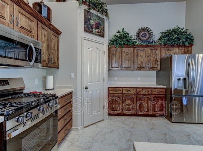 Building Photo - 621 Rolling Hills Dr