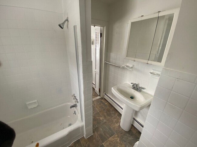 Building Photo - 3 Bedroom house available now!