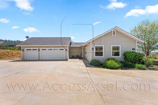 Building Photo - Designer Single-Story Home with Gourmet Kitchen & Mountain Views