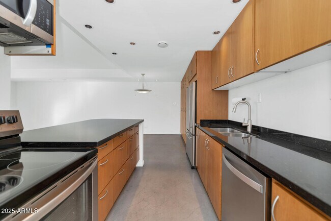 Building Photo - 207 W Clarendon Ave